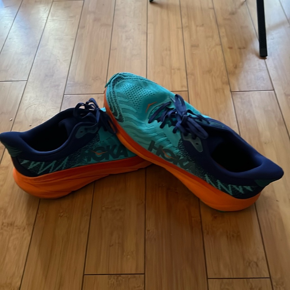 Hoka Challanger ATR 7 

Like new 

No box